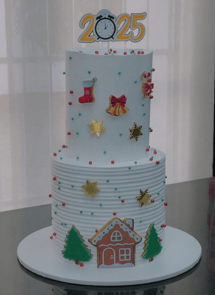 Christmas tired cake